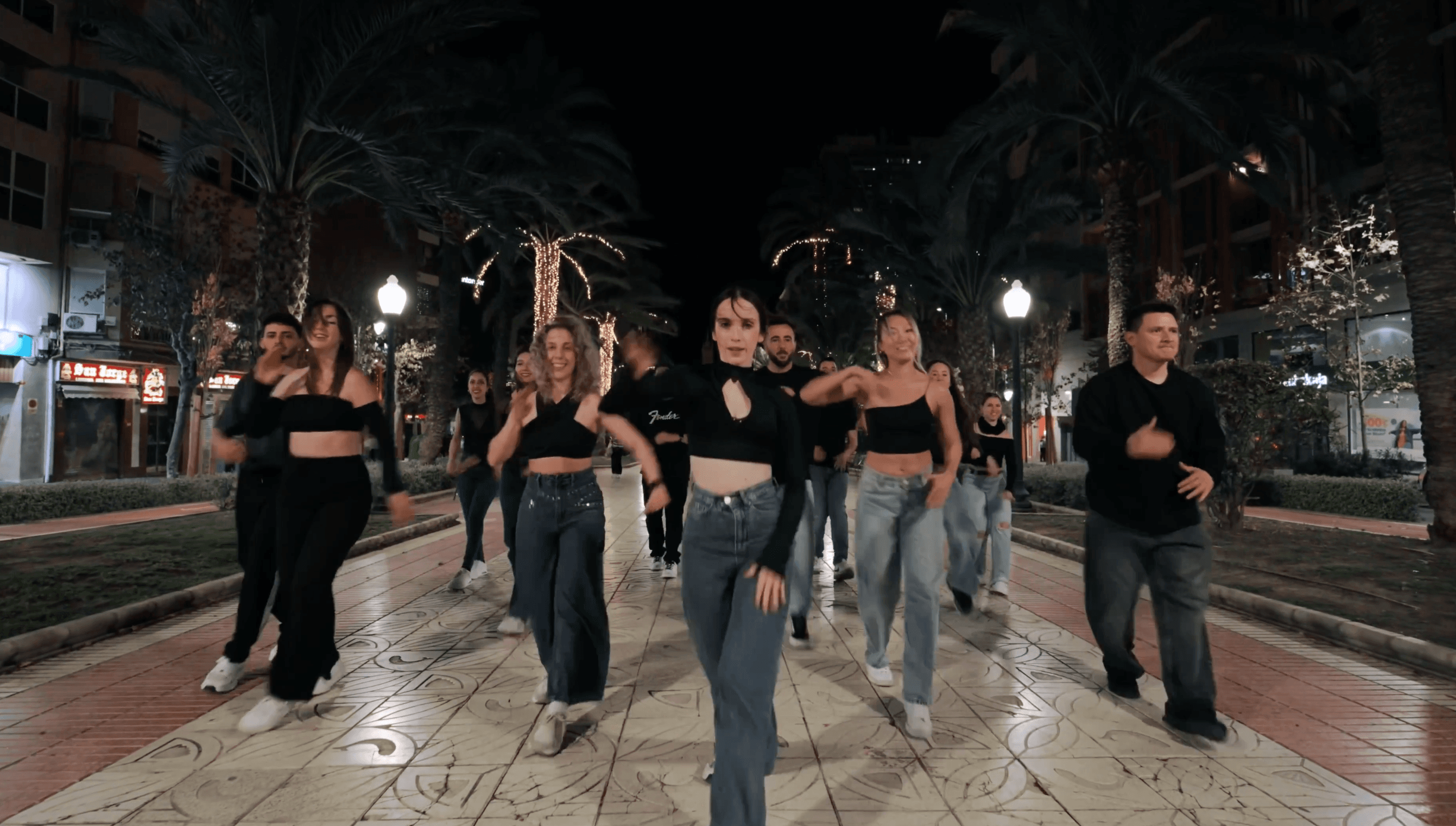 Comunidad bailando